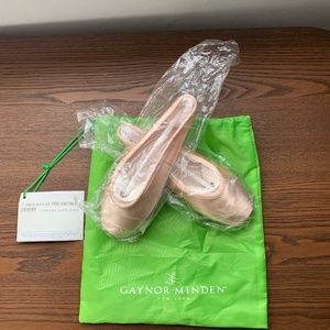 Brand New Gaynor Minden Pointe Shoes 7.5M/3-511-33